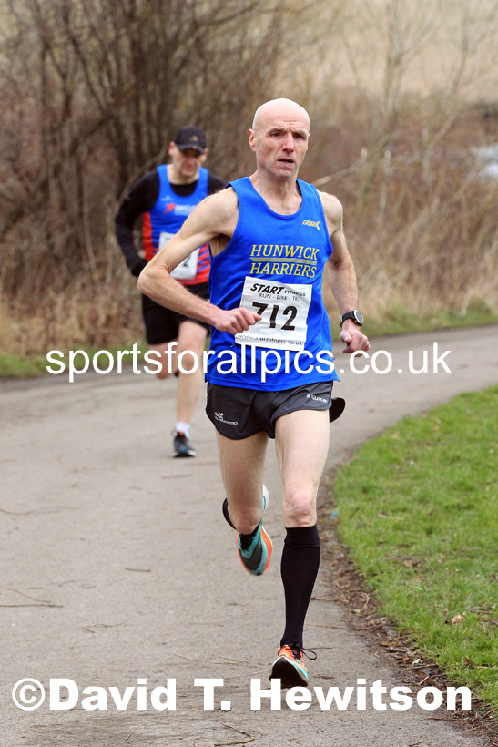 Senior men and veteran men over-40s NECAA Road Relay Champs., Hetton Lyons Park, Hetton le Hole, County Durham. Photo: David T. Hewitson/Sports for All Pics
